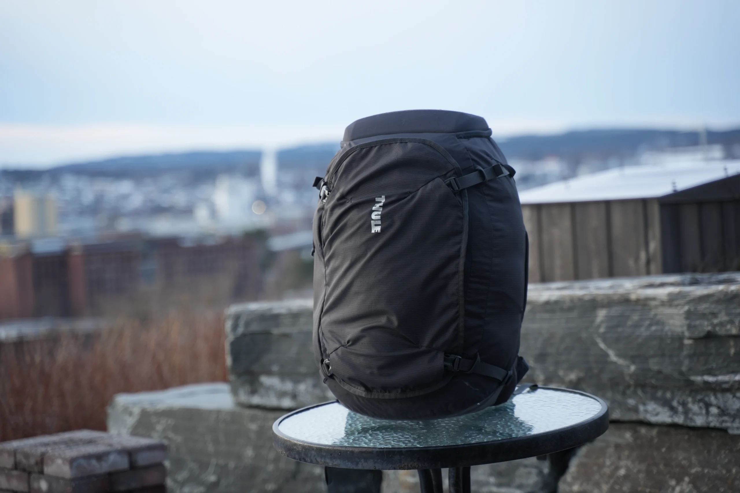 Thule Landmark 40 front view with city panorama in the background