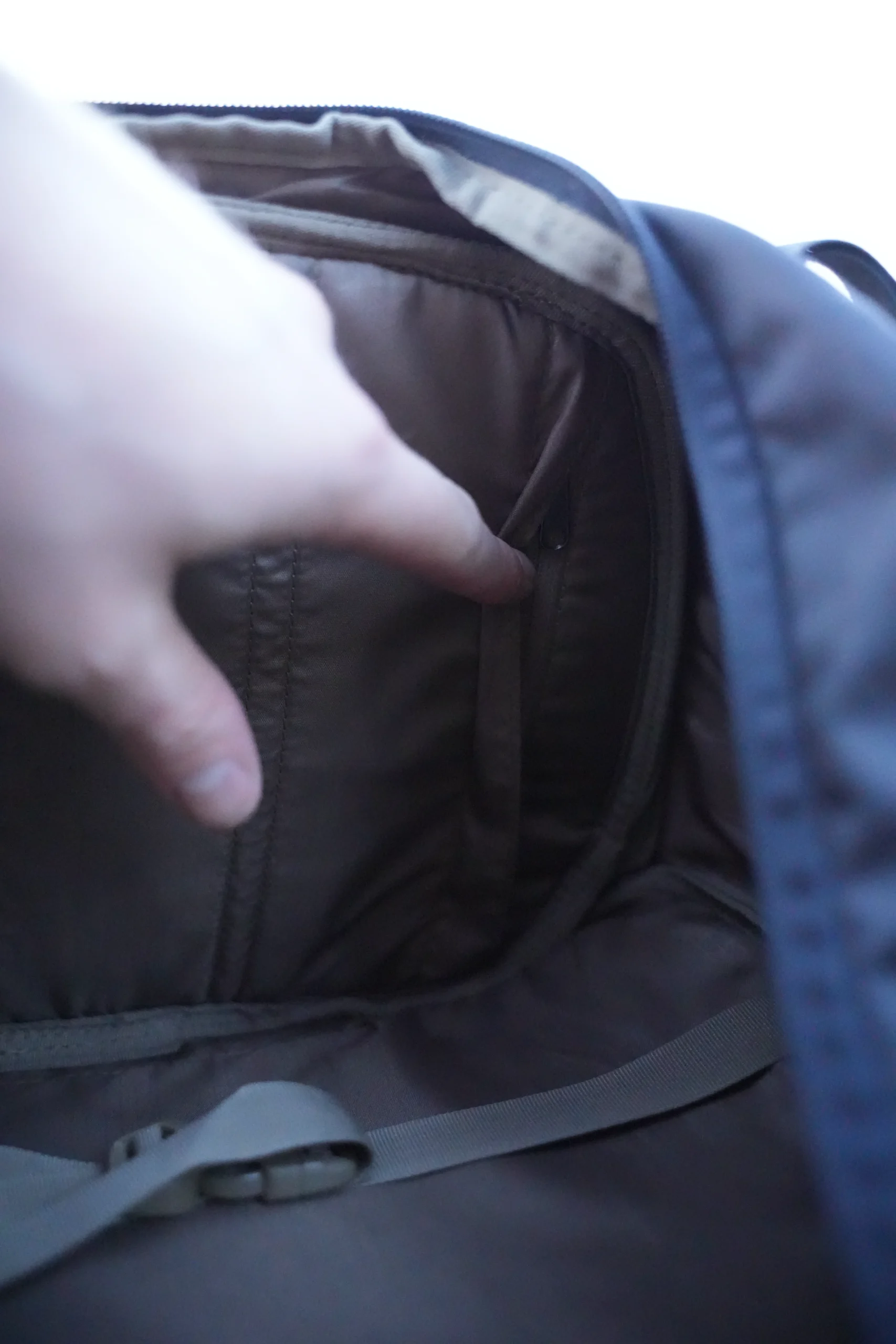Thule Landmark 40 CashStash pocket close-up view
