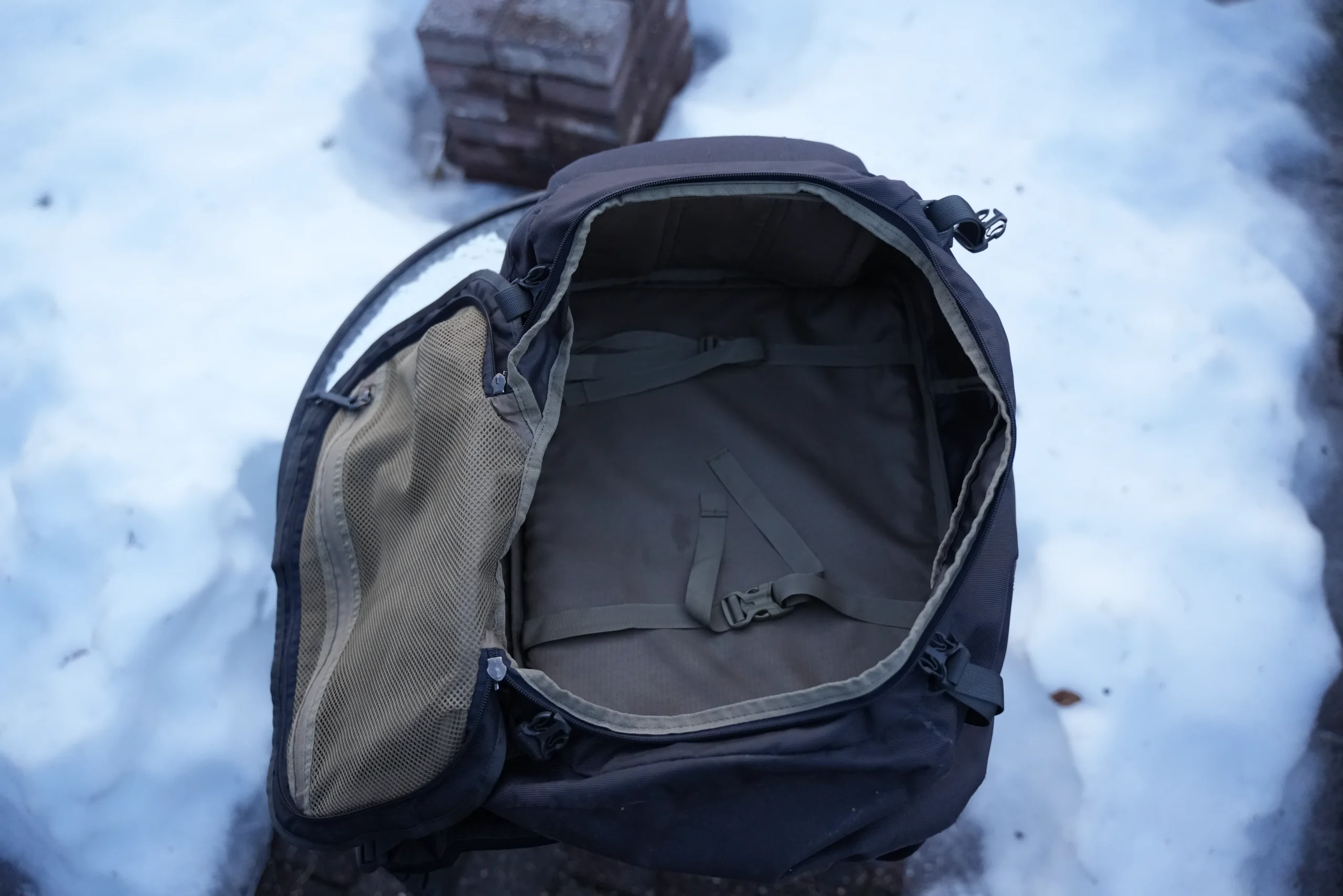 Thule Landmark 40 main compartment fully opened showing capacity