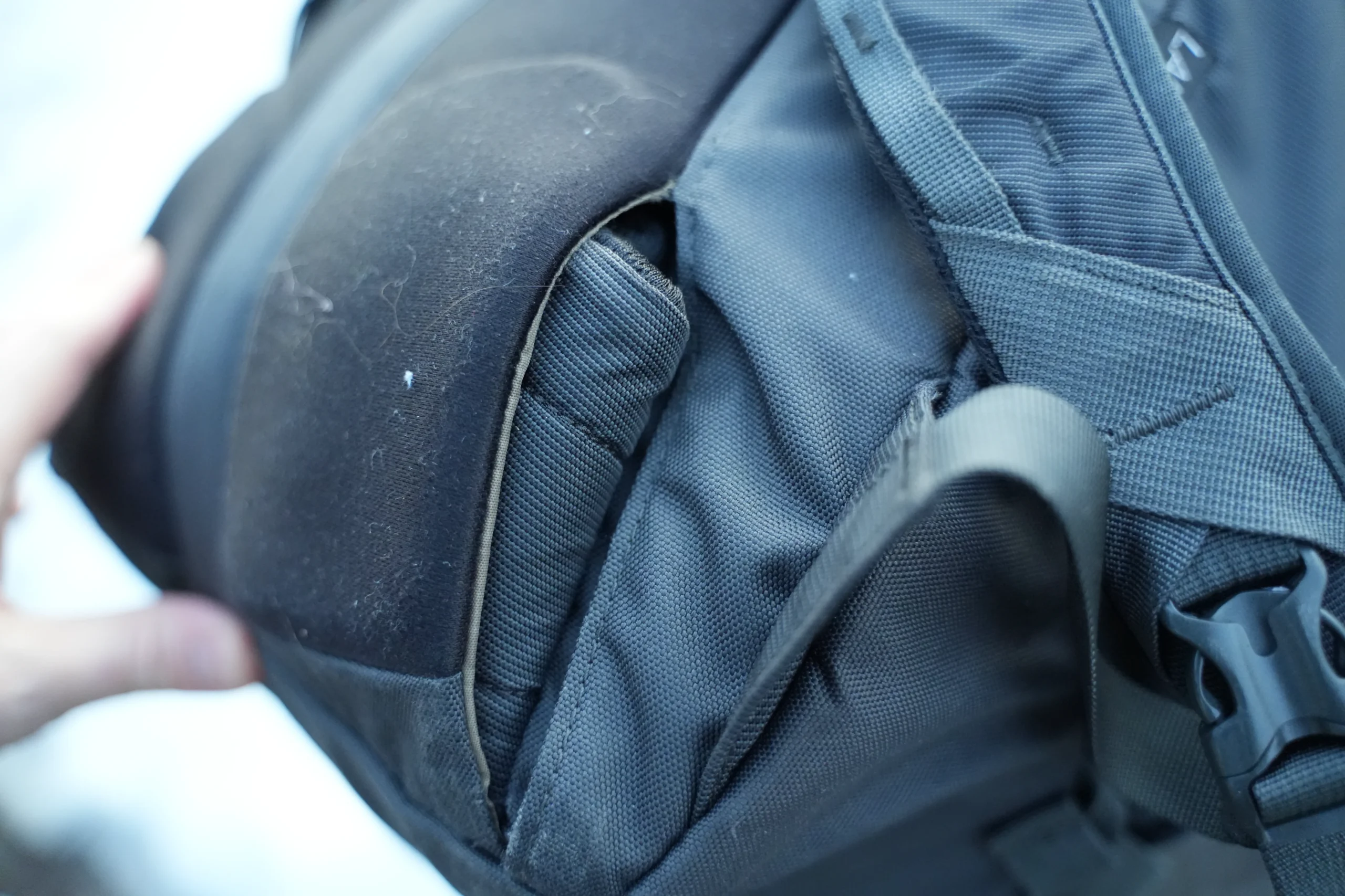 Thule Landmark 40 hipbelt stowed away - alternative view