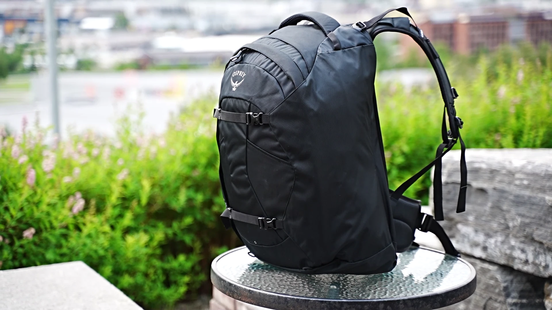 Side angle view of the Osprey Farpoint 40 showing overall profile and straps
