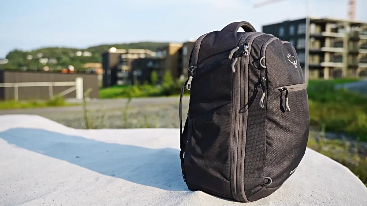 Osprey Daylite 26+6 seen from the side, showing the depth of the expansion panel