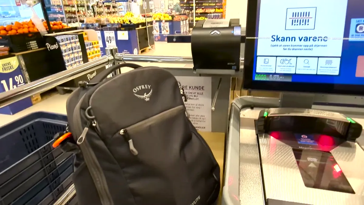 Osprey Daylite 26+6 at a supermarket self-checkout, used as an everyday carry bag