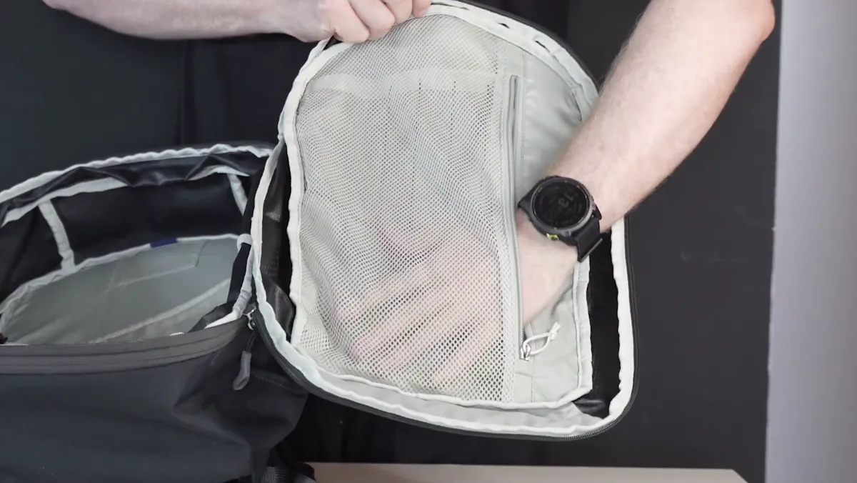 The Osprey Daylite 26+6 opened clamshell style like a suitcase, with the zippered mesh lid pocket